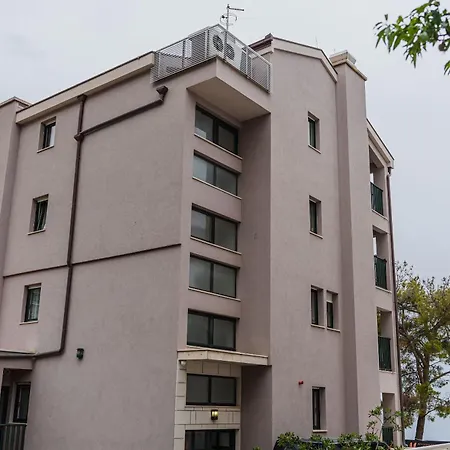 Lucija Apartament *